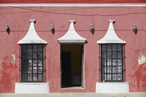 Die Hauptfassade eines Kolonialhauses mit kolonialem Architekturstil in der Stadt Becal im Bundesstaat Campeche von Yucatan, Mexiko. In diesem kleinen Dorf leben traditionelle Maya-Weberinnen