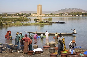 Drucke von Mali, Bamako. Seide waschen und wäschern auf dem Landesrand von Bamako mit der dominierenden Bank des westlichen Afrikas im Gegengang zum Ufer des Flusses Niger Mali Drucke: Bamako, Mali