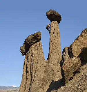 Mann klettert auf Hoodoos, Balancierfelsen in Jefferson County nahe dem Lake Billy Chinook