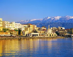 Drucke von Die Hafeneinde von Chania und Berge im Hintergrund, Chania auf Kreta Griechenland Europa Griechenland Drucke: Das Hafenviertel von Chania und die Berge im Hintergrund bei Chania auf Kreta Griechenland Europa