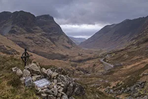 Western Europe Mountain Views Drucke: Memorial at the Study viewpoint in Glencoe, Scottish Highlands, Scotland. Winter