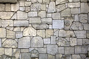 Drucke von Denkmalwand aus alten jüdischen Grabsteinen errichtet im Remuh-Synagogen-Friedhof in der Stadtteil Kazimierz von Krakau in Polen Polen Drucke: Gedenkmauer aus alten jüdischen Grabsteinen
