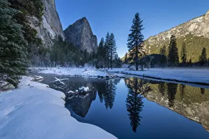 Spiegel des Merced Flusses im Winter in dem Yosemite-Nationalpark Kalifornien Vereinigtes Staaten