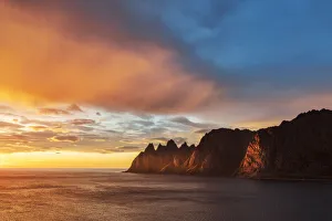 Arctic Landscape Photography Drucke: Midnight sun over the mountain peaks Devils Teeth, Tungeneset, Senja, Troms county