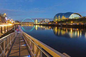 Brücke des Millenniums beleuchtet bei Dämmerung am Fluss Tyne in Newcastle upon Tyne im Vereinigten Königreich