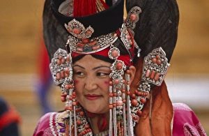 Drucke von Mongolien, Ulan Bator. Eine Frau mit traditioneller Haube und Schmuck bei dem Pan-Mongolen-Festival Mongolei Drucke: Mongolien, Ulankhuut