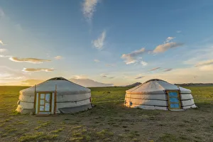 Nomadic Life In Mongolia Drucke: Mongolian nomadic traditional gers at sunset. Middle Gobi province, Mongolia