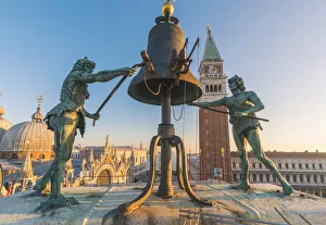 Venice Landmarks Drucke: The Moors on top of the St Marks Clock Tower, St Marks Square, Venice, Veneto, Italy