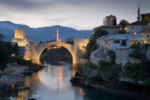 Bosnien Und Herzegowina Drucke: Mostar und alte Brücke über den Fluss Neretva in Bosnien und Herzegowina