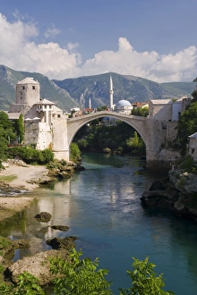 Bosnien Und Herzegowina Drucke: Mostar und alte Brücke über den Fluss Neretwa in Bosnien und Herzegowina