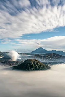 Mount Semeru National Park Drucke: Mount Bromo, full moon night over volcano in clouds