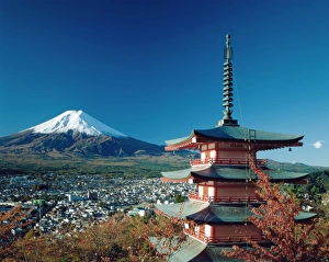 Monte Fuji und Pagode in Hakone auf der Insel Honshu im Land Japan
