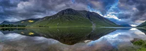 Berg Spiegelung im Fluss Etive, Glencoe Highlands Regio Schottland Vereinigtes Königreich