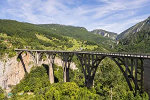 Viele Brücke über die Straße Na Đurevića in Zabljak im Durmitor-Nationalpark, Montenegro