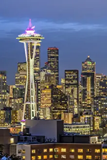 Blick über die Stadtmitte unter einer Nacht mit der ikonischen Space Needle im Vordergrund. Seattle (Washington), Vereinigte Staaten