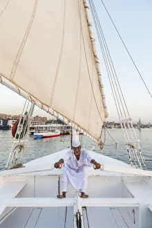Der Nubiensoldat auf seinem Felukenboot am Nilfluss in Aswan im Oberägypten in Ägypten Afrika