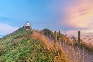 Nugget Point Lighthouse Drucke: Nugget Point lighthouse at sunset. Ahuriri Flat, Clutha district, Otago region, South