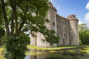 Jetzt ist Schloss Nunney und Moat in Somerset, England im Sommer