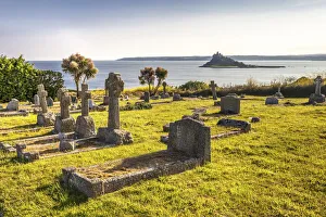 Alter Friedhof von Marazion und Blick auf die St.-Michaels-Mount in Kornwall, England