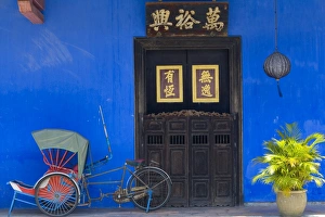 Bilder, datiert 2007: Alt Rikschaen und Haushaltsfront in George Town, Penang, Maleisien
