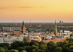 Altstadt-Panorama am Sonnenuntergang mit erhöhter Perspektive in Riga, Lettland