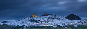 Olvera beleuchtet bei Dämmerung, Olvera, Provinz Cádiz, Andalusien, Spanien.