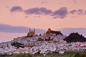 Olvera beleuchtet am Sonnenaufgang; Olvera in der Provinz Cádiz und Andalusien im Süden Spaniens