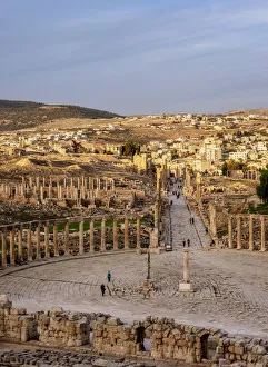 Middle Eastern Landmarks Drucke: Oval Plaza at sunset, elevated view, Jerash, Jerash Governorate, Jordan