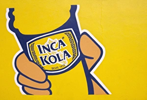 Drucke von Ein gemaltes Schild für Inka-Kola ist das erfolgreichste Weichgetränk Perus und wird über die gesamte lateinamerikanische Region weit verbreitet Südamerikanische Kunstdrucke: Ein gemaltes Schild für Inka-Kola
