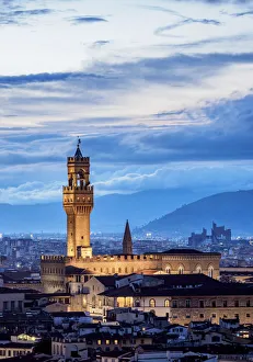 Das Palazzo Vecchio am Abend im Anstieg mit Blick auf Florenz und die Toskana in Italien