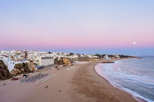 Strand Paneco am Abend mit erhöhter Aussicht in Albufeira im Algarve in Portugal