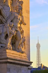 Paris Drucke: Der Arc de Triomphe mit der Eiffelturm im Hintergrund in Paris Frankreich Westeuropa