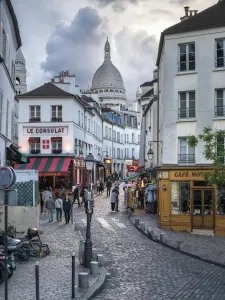 Die Straßen von Montmartre mit der Sakré-Cœur-Basilika im Hintergrund, Paris Frankreich
