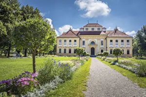 Weg zum Schloss Lustheim im Park von Oberschleißheim nahe München Oberbayern Bayern Deutschland