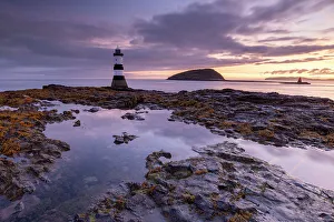 Drucke von Felsenkopf Leuchtturm am Morgen in Penmon auf der Insel Angesey im Norden von Walisien im Vereinigten Königreich Herbst (Szeptember) 2017 Anglesey Drucke: Felsenpointe Leuchtturm am Morgen in Penmon Point