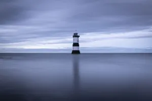 Anglesey Lighthouse Drucke: Penmon Point Lighthouse seascape, Anglesey, Wales, UK. Autumn (September) 2019