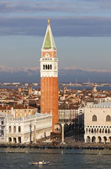 Platz Sankt Markus mit Schneebedeckten Alpen Hintergrund in Venedig im Region Venetien Italien