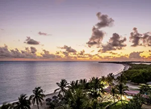 Strand von Playa Ancon bei Sonnenuntergang mit erhöhter Aussicht in Trinidad im Bundesland Sancti Spiritus auf der Insel Kuba