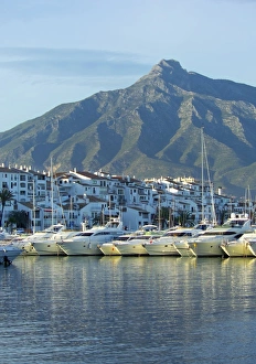 Drucke von Puerto Banús Marina in Marbella im spanischen Binnenland von Andalusien Spanien Drucke: Puerto Banús Marina in Marbella im Bezirk Málaga der Provinz Andalusien Spanien
