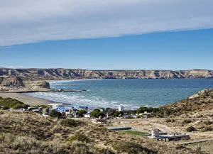 Valdes Peninsula Argentina Drucke: Puerto Piramides, elevated view, Valdes Peninsula, UNESCO World Heritage Site, Chubut