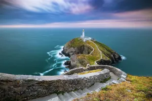 Drucke von Der South Stack Leuchtturm am Sonnenuntergang auf der Isle of Anglesey in Wales im Vereinigten Königreich Anglesey Drucke: Südlicher Leuchtturm von Süßen Sonne am Abend auf der Holy Isle in Wales im Vereinigten Königreich Großbritannien