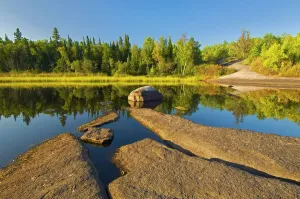 Weißer Felsfluss bei dem Regenbogenfällen im Weißshell-Provinzpark in der Provinz Manitoba Kanada