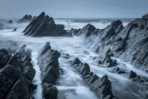 English Coastline Drucke: Dramatic rocks on the North Devon coast, England. Winter (January) 2018