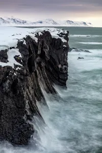 Icelandic Coastline Scenery Drucke: Cliffs being pounded by waves, Arnastapi, Snaefellsnes Peninsula, Iceland
