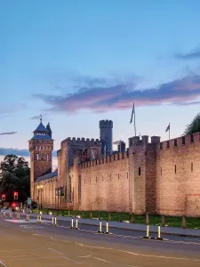 UK Landmarks Drucke: Cardiff Castle at dusk, Cardiff, Wales, United Kingdom
