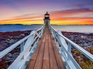 New England Coastal Scenes Drucke: Sunset at Marshall Point Lighthouse, Gulf of Maine, Clyde Maine, New England, USA