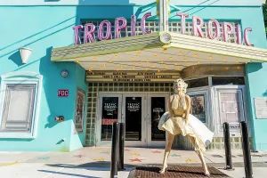 Kino Exterieur Drucke: Das farbenfrohe Tropic Cinema, Key West, Florida Keys, Florida, USA.
