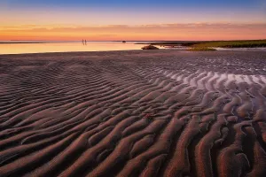 USA Coastal Landscapes Drucke: Sunset over sand patterns at beach on Cape Cod, Orleans, Massachusetts, USA