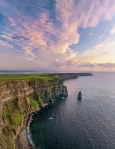 Cliffs Of Moher Drucke: Cliffs of Moher bei Sonnenuntergang, County Clare, Irland.