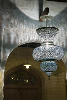 Drucke von Katar, Docha, Souk Waqif ist wieder traditionelle Gebäude des alten Marktes restauriert QATARDocha-Souk Waqif - Schmuckbeleuchtung vor einem Café Katar Kulturerbestätten Drucke: Katar, Docha